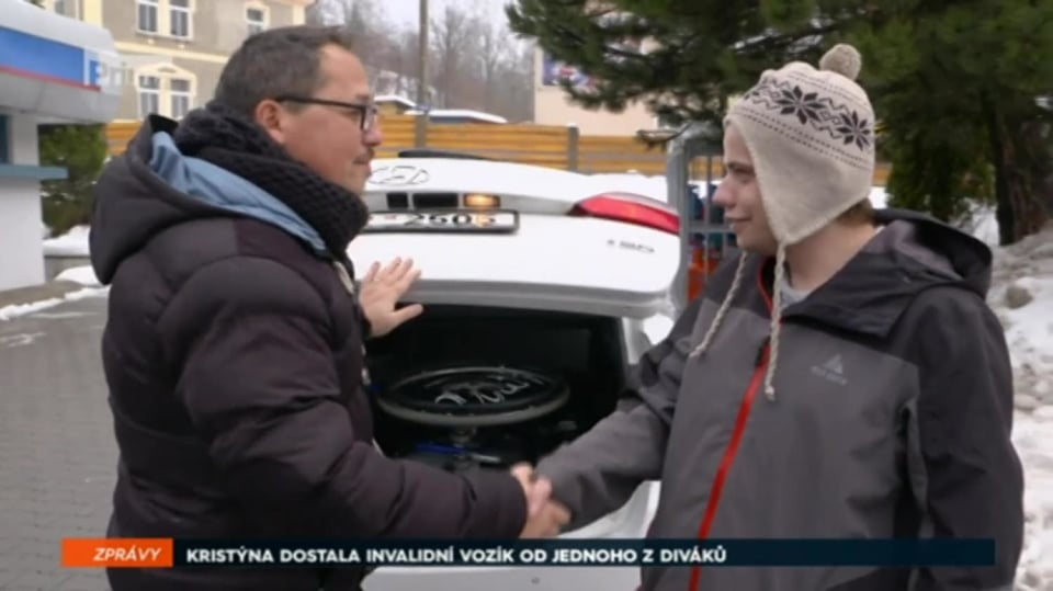 22. 12. 2017 ZPRÁVY: KRISTÝNA DOSTALA INVALIDNÍ VOZÍK OD JEDNOHO Z DIVÁKŮ